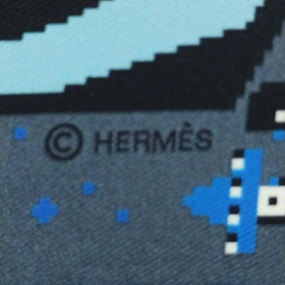Auth HERMES Petit Carre - Dark Navy Light Blue Multi Scarf - Picture 2 of 7